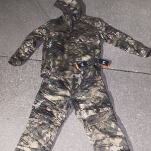 Underarmer forest camo insulated jacket and pants size Large nwt